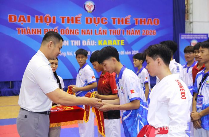 Phó Giám đốc Trung tâm Huấn luyện và Thi đấu thể thao thành phố Đồng Nai Huỳnh Trúc Phương tặng cờ lưu niệm cho các đơn vị tham dự. Ảnh: Huy Anh