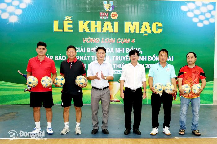Ban tổ chức Cụm vòng loại 4 - phường Xuân Lộc tặng bóng cho đại diện 4 đội bóng tham dự vòng loại. Ảnh: ĐVCC