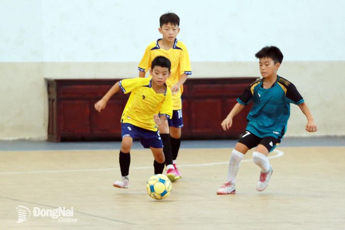 Hai đội bóng phường Xuân Lộc (áo vàng) và xã Xuân Hòa (áo xanh) đại diện cụm 4 tham dự vòng chung kết Giải bóng đá nhi đồng U.11 Cúp Báo và Phát thanh, Truyền hình Đồng Nai - C.P. Việt Nam lần thứ 21, năm 2026. Ảnh: Huy Anh