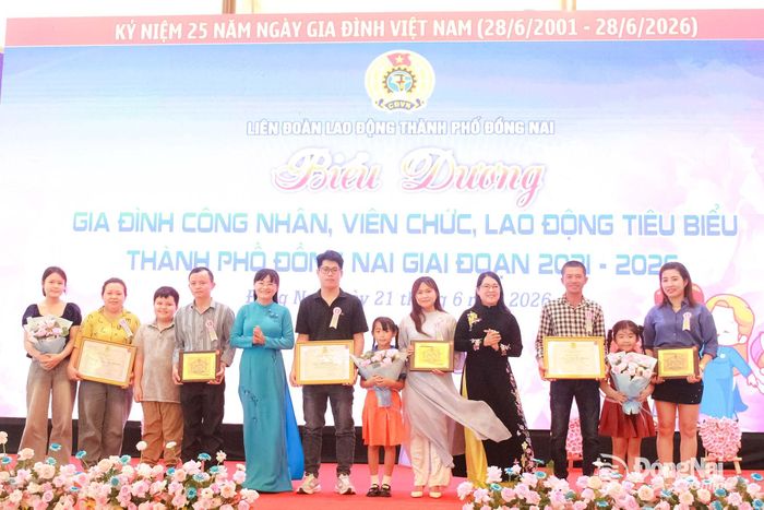 Các gia đình tiêu biểu được tuyên dương tại hội nghị. Ảnh: Nguyễn Hòa