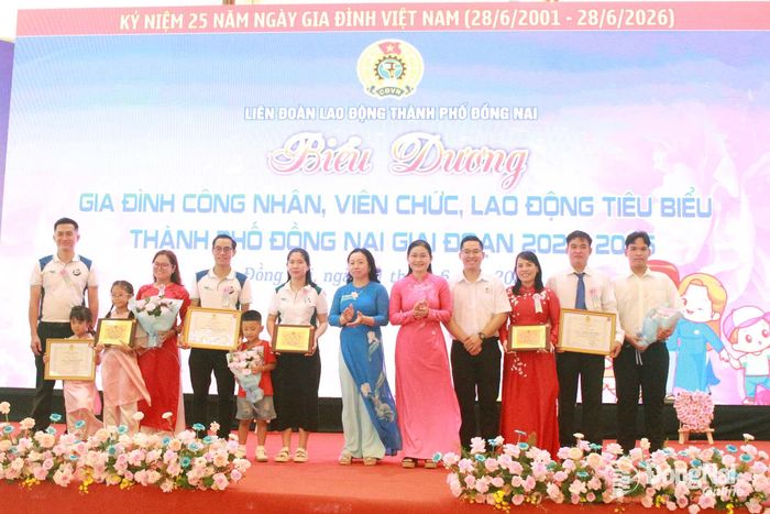Các gia đình tiêu biểu được tuyên dương tại hội nghị. Ảnh: N.Hòa