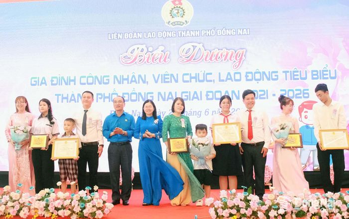 Các gia đình tiêu biểu được tuyên dương tại hội nghị. Ảnh: N.Hòa