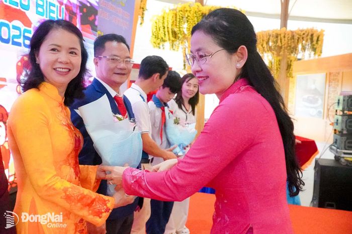 Đồng chí Tôn Ngọc Hạnh, Ủy viên Trung ương Đảng, Phó Bí thư Thường trực Thành ủy, Chủ tịch HĐND thành phố Đồng Nai trao khen thưởng cho các gia đình. Ảnh: N.Hòa