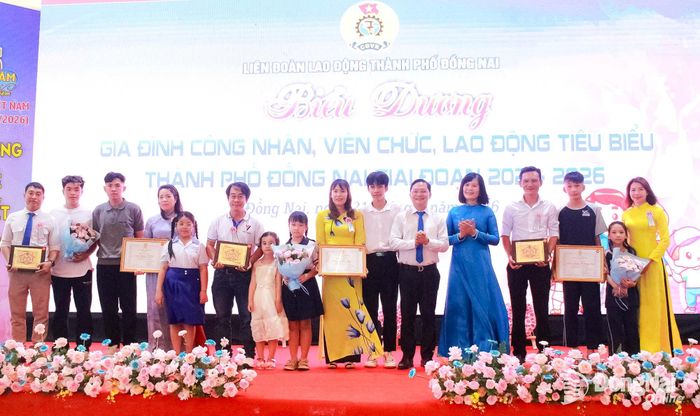  Ủy viên Ban Thường vụ Thành ủy, Phó Chủ tịch Thường trực Ủy ban MTTQ Việt Nam thành phố Hà Anh Dũng và Phó ban Quan hệ lao động Tổng Liên đoàn Lao động Việt Nam Đỗ Hồng Vân trao khen thưởng cho các gia đình. Ảnh: N.Hòa