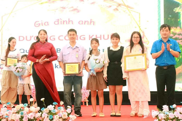 Các gia đình tiêu biểu được tuyên dương tại hội nghị. Ảnh: Nguyễn Hòa