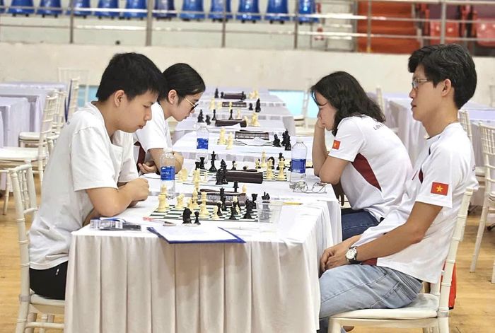 Hai vận động viên Trần Ngọc Minh Duy và Đinh Nguyễn Hiền Anh (thành phố Đồng Nai, trái) thi đấu tại giải. Ảnh: NVCC