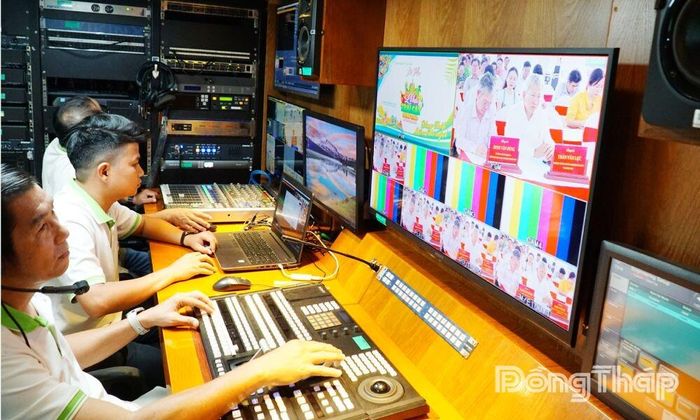 Kỹ thuật viên Phòng Kỹ thuật - Công nghệ theo dõi, xử lý tín hiệu tại xe màu trong quá trình thực hiện chương trình truyền hình trực tiếp. 