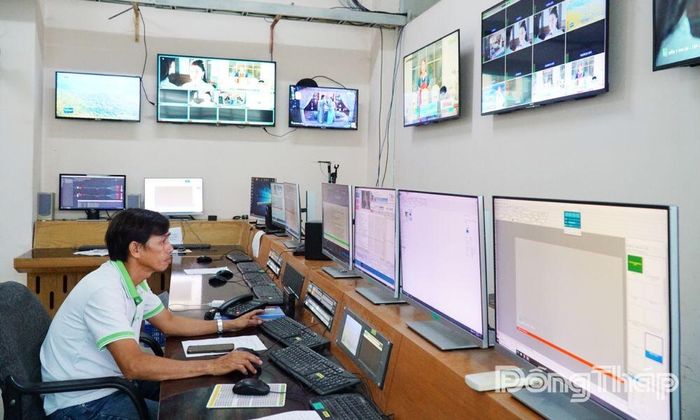 Nhân viên Phòng Kỹ thuật - Công nghệ theo dõi, xử lý tín hiệu và vận hành chương trình trước giờ phát sóng.