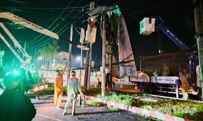 Phó Chủ tịch UBND tỉnh Huỳnh Minh Tuấn trực tiếp kiểm tra hiện trường, chỉ đạo công tác khắc phục hậu quả thiên tai.