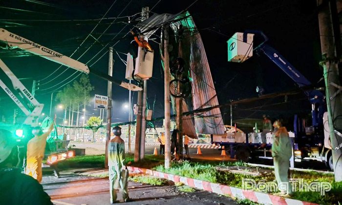 Phó Chủ tịch UBND tỉnh Huỳnh Minh Tuấn trực tiếp kiểm tra hiện trường, chỉ đạo công tác khắc phục hậu quả thiên tai.