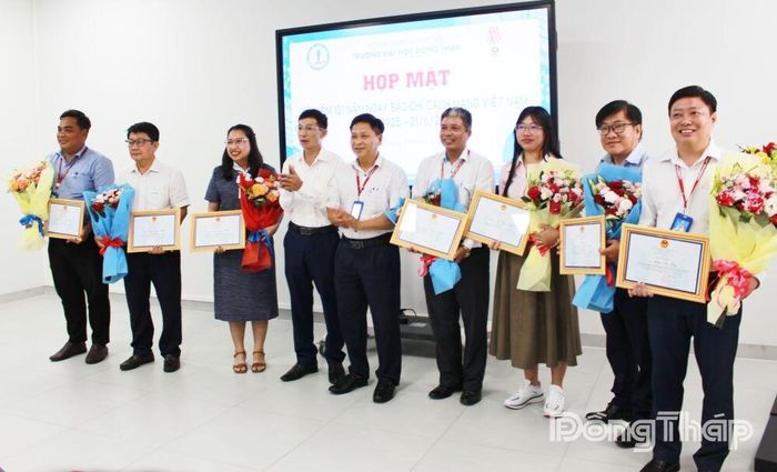 Lãnh đạo Trường Đại học Đồng Tháp tri ân những người có nhiều đóng góp tích cực cho hoạt động báo chí và truyền thông của Nhà trường.