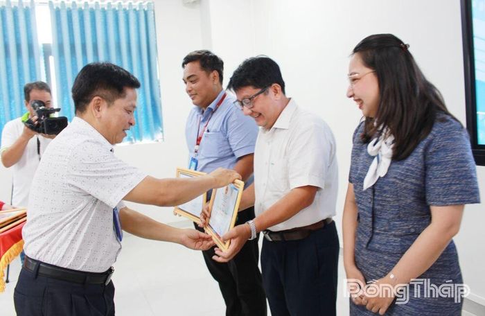 TS. Cao Dao Thép, Phó Hiệu trưởng Trường Đại học Đồng Tháp trao Giấy khen cho các cá nhân.