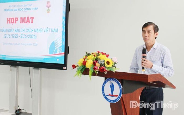 TS. Trương Tấn Đạt, Hiệu trưởng Trường Đại học Đồng Tháp phát biểu chúc mừng những người làm báo.