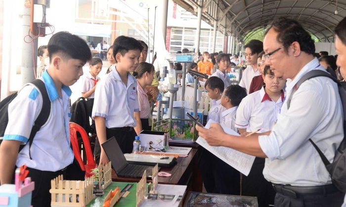 Ban Giám khảo xem xét, đánh giá các mô hình, sản phẩm dự thi tại vòng sơ khảo.