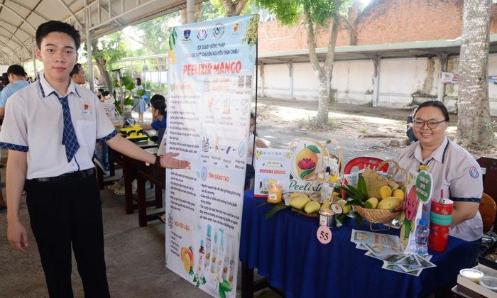 Các em học sinh Trường THPT Nguyễn Đình Chiểu tự tin trước sản phẩm của mình.