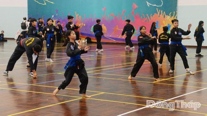Các võ sinh thực hiện phần thi kỹ năng quyền thuật.