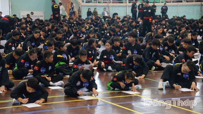 Các võ sinh thực hiện phần thi lý thuyết.