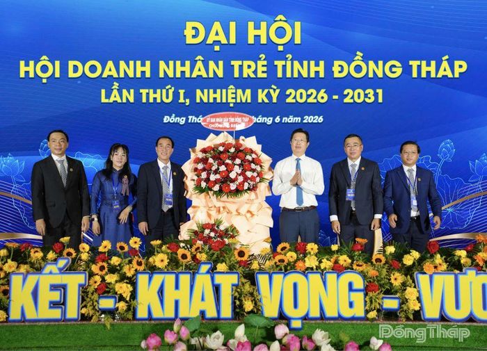 Phó Chủ tịch UBND tỉnh Huỳnh Minh Tuấn tặng hoa chúc mừng Đại hội.
