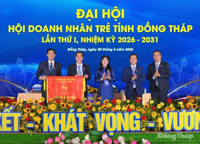 Hội Doanh nhân trẻ tỉnh Đồng Tháp nhận Cờ thi đua của Hội Liên hiệp Thanh niên Việt Nam.