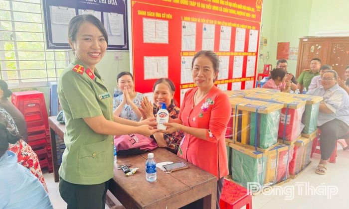 Tặng quà cho người dân tham gia chương trình.
