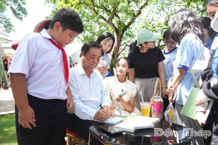 Tác giả Lê Minh Hoan ký tặng sách cho các em thiếu nhi.