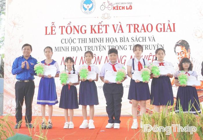 Trao giải tại Cuộc thi minh họa bìa sách và minh họa truyện trong tập truyện ngụ ngôn nông nghiệp của tác giả Xích Lô.