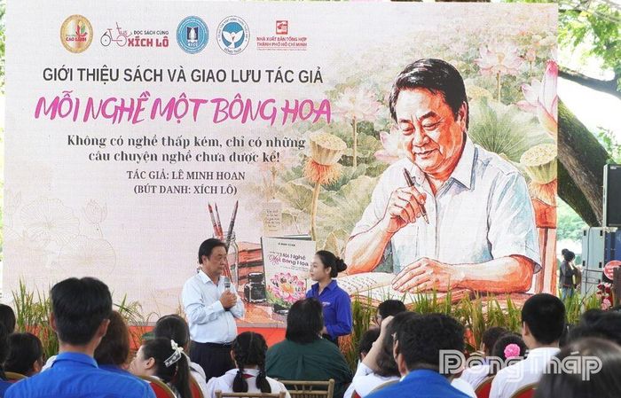  Tác giả Lê Minh Hoan truyền cảm hứng với nhiều thông điệp ý nghĩa cho giới trẻ tại buổi giới thiệu sách.