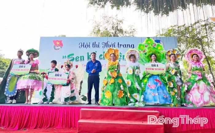 Ban Tổ chức trao giải cho các đội thi.