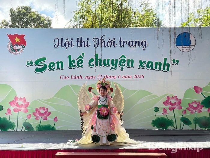 Trình diễn trang phục trên sân khấu.
