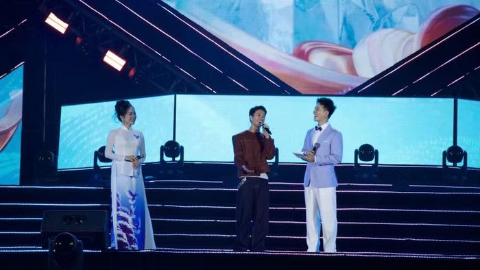  Ca sĩ Nguyễn Hùng trò chuyện cùng khán giả. Ảnh: Dương Linh 