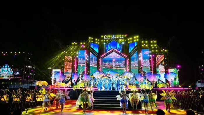  Thông qua các tiết mục nghệ thuật đặc sắc, chương trình đã gợi mở hình ảnh Gia Lai - vùng đất giàu truyền thống lịch sử, văn hóa; biểu tượng của tinh thần đoàn kết, khát vọng đổi mới và vươn lên mạnh mẽ. Ảnh: Dương Linh 