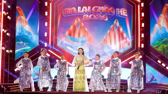 Tiết mục mashup “Ngẫu hứng bài chòi” do ca sĩ Hồng Gấm thể hiện. Ảnh: Dương Linh 