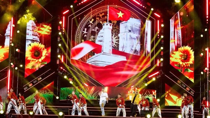  Tiết mục "Tên tôi Việt Nam" do ca sĩ, rapper Phúc Bồ, Rick trình bày. Ảnh: Dương Linh 