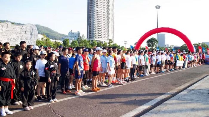 Các lực lượng tham dự Chạy hưởng ứng Lễ hội Du lịch “Gia Lai chào hè năm 2026”. Ảnh: H.V