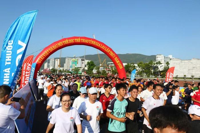 Các lực lượng tham gia chạy hưởng ứng Lễ hội Du lịch “Gia Lai chào hè năm 2026”, lan tỏa tinh thần rèn luyện thể thao và lối sống năng động trong cộng đồng. Ảnh: H.V