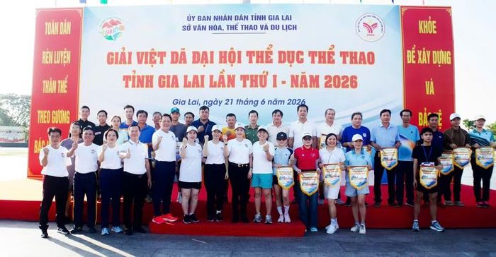 Trao cờ lưu niệm cho các đơn vị tham dự Giải việt dã Đại hội TDTT tỉnh Gia Lai năm 2026. Ảnh: H.V