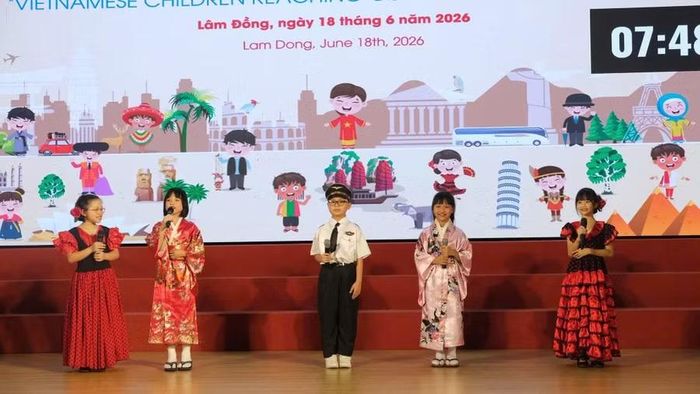 Em Nguyễn Ngọc Thúy (bìa phải) cùng các bạn trong nhóm tại vòng chung kết. Ảnh: Hội đồng Đội tỉnh Gia Lai