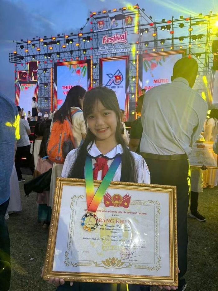 Em Nguyễn Ngọc Thúy đạt giải nhì tại Sân chơi “Thiếu nhi Việt Nam - Vươn ra thế giới”. Ảnh: Hội đồng Đội tỉnh Gia Lai