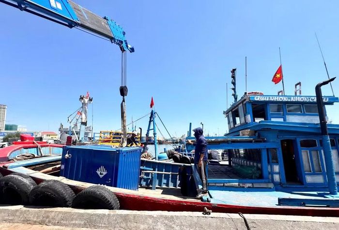 Thiết bị lọc nước được chuyển bằng tàu ra xã đảo Nhơn Châu. Ảnh: ĐVCC