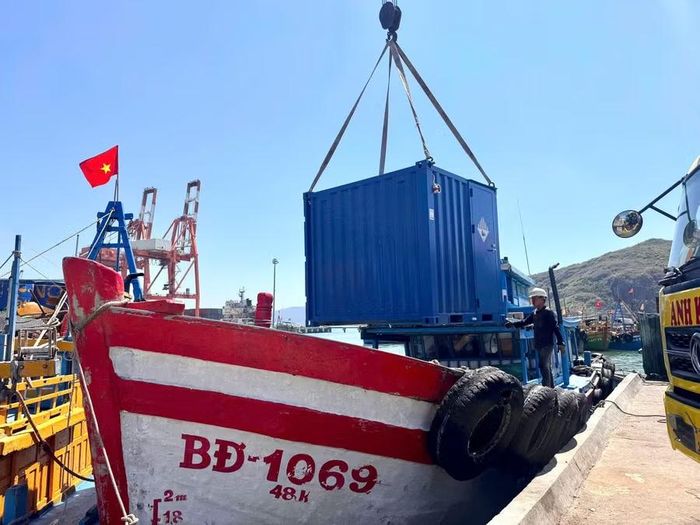 Vận chuyển thiết bị lọc nước lên bờ. Ảnh: ĐVCC