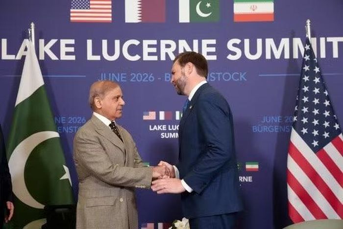 Thủ tướng Shehbaz Sharif của Pakistan (trái), nước trung gian đàm phán, bắt tay Phó tổng thống Mỹ J.D. Vance tại Thụy Sĩ ngày 21-6 trước cuộc đàm phán với Iran. Ảnh: Reuters