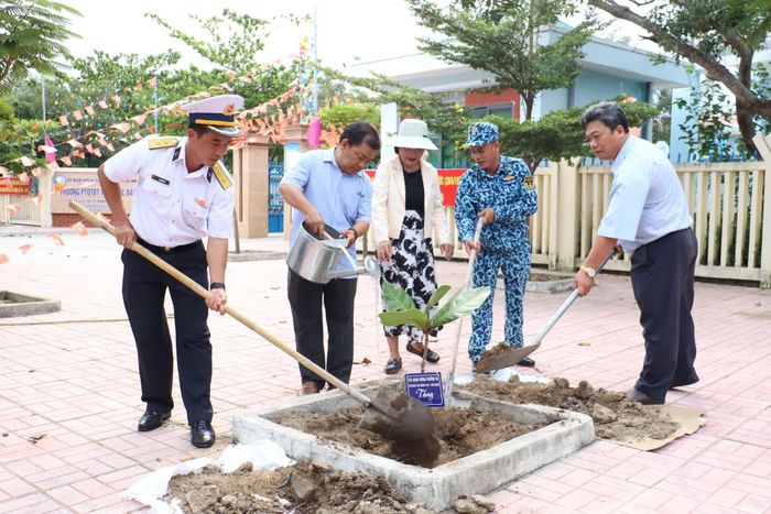 Trồng cây lưu niệm tại Trường Phổ thông Dân tộc Bán trú Tiểu học Phước Đại A.