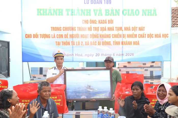 Thủ trưởng lữ đoàn tặng quà cho gia đình ông Kadá Bôi.