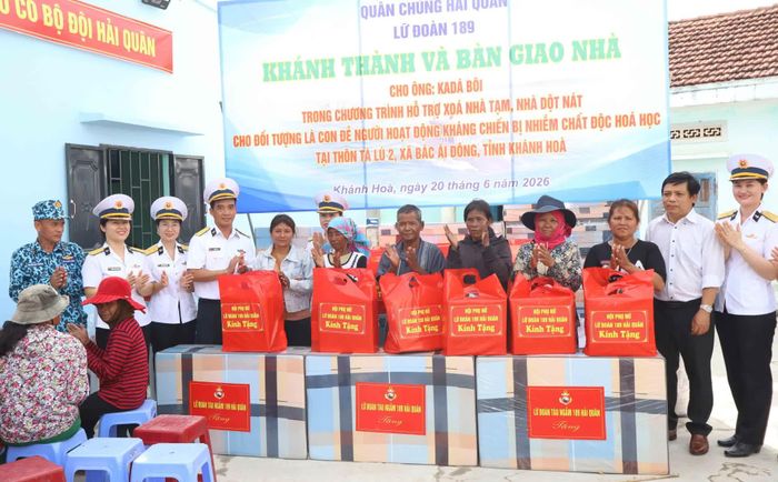 Lữ đoàn tặng quà cho các gia đình có hoàn cảnh khó khăn.