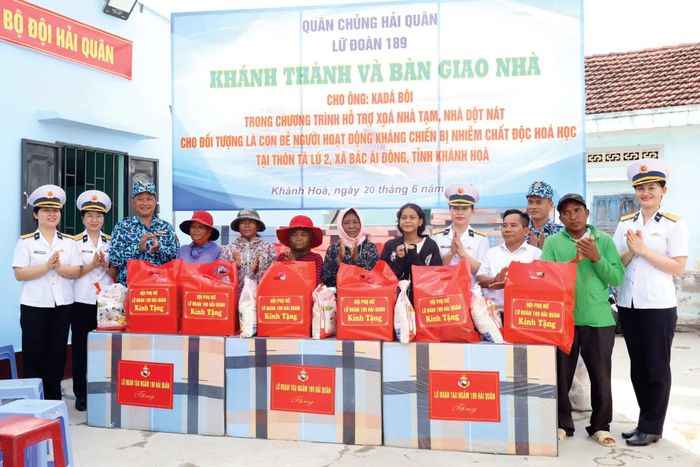 Hội Phụ nữ Lữ đoàn tặng quà các gia đình có hoàn cảnh khó khăn.