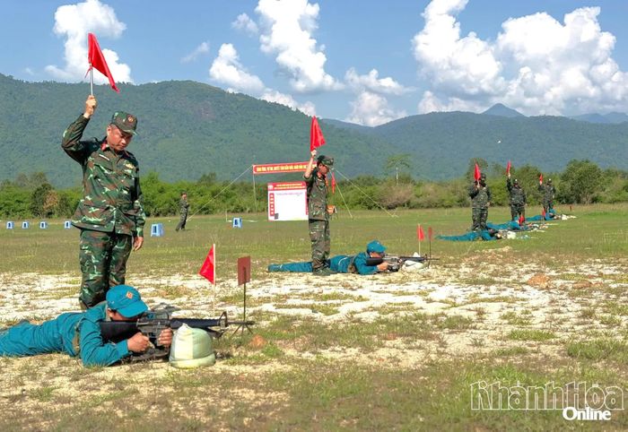 Các chiến sĩ dân quân thực hành kiểm tra bắn đạn thật.