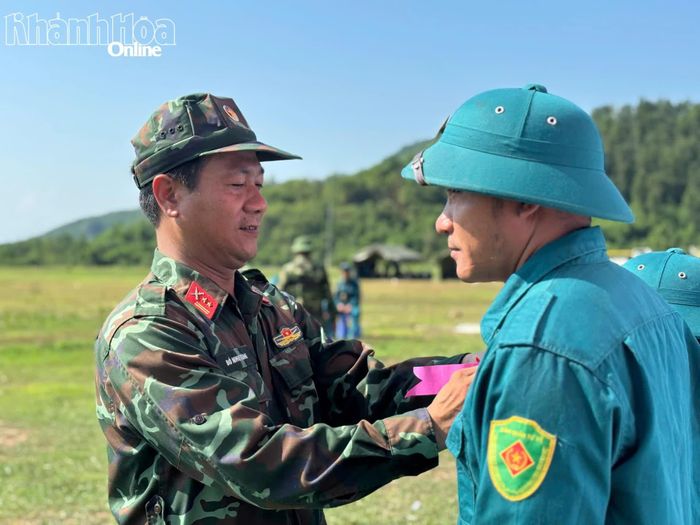Thượng tá Đỗ Như Tùng trao "Hoa bắn giỏi" cho các chiến sĩ dân quân có thành tích cao trong kiểm tra.