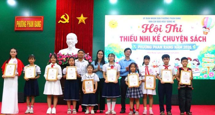 Ban tổ chức trao giải cho các học sinh cấp tiểu học.