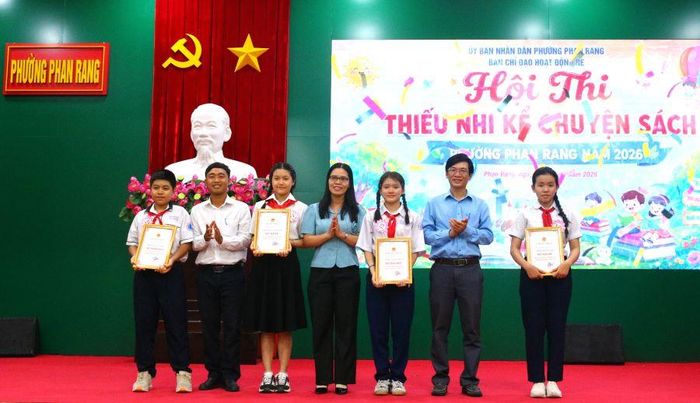 Ban tổ chức trao giải cho các học sinh cấp trung học cơ sở.
