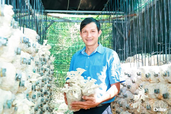 Nông dân Nguyễn Hữu Chơn trong trại nấm của mình.